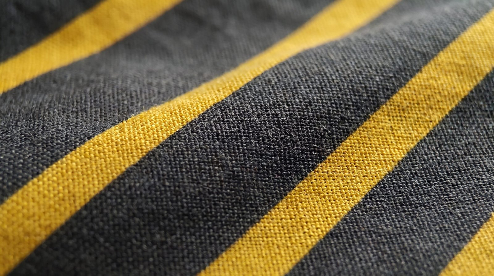 Parure de Drap Rayée Noir et Jaune – Image 2
